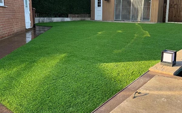 Why is the color of artificial turf different before and after installation?