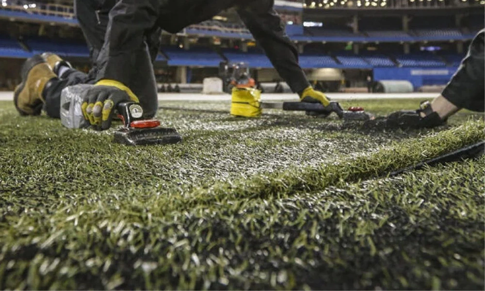 Why is the color of artificial turf different before and after installation?